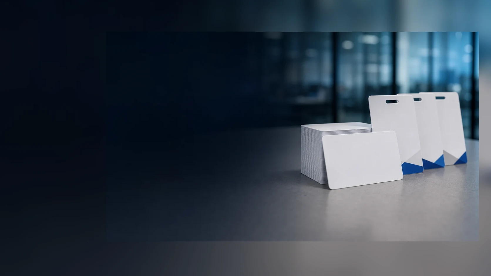 Tarjetas blancas de proximidad RFID sobre una mesa corporativa