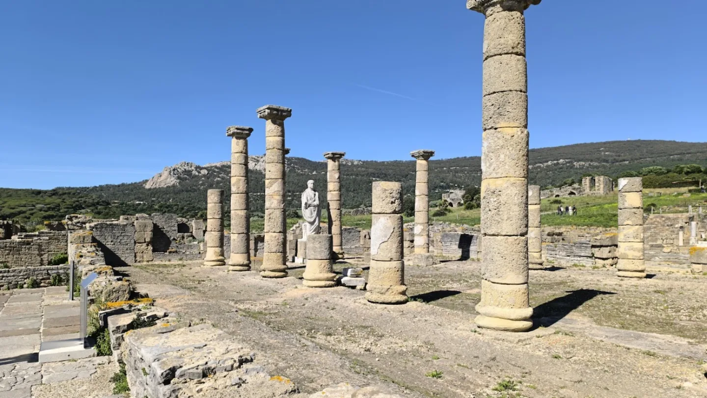 Vista exterior de las ruinas y columnas del Conjunto Arqueológico de Baelo Claudia