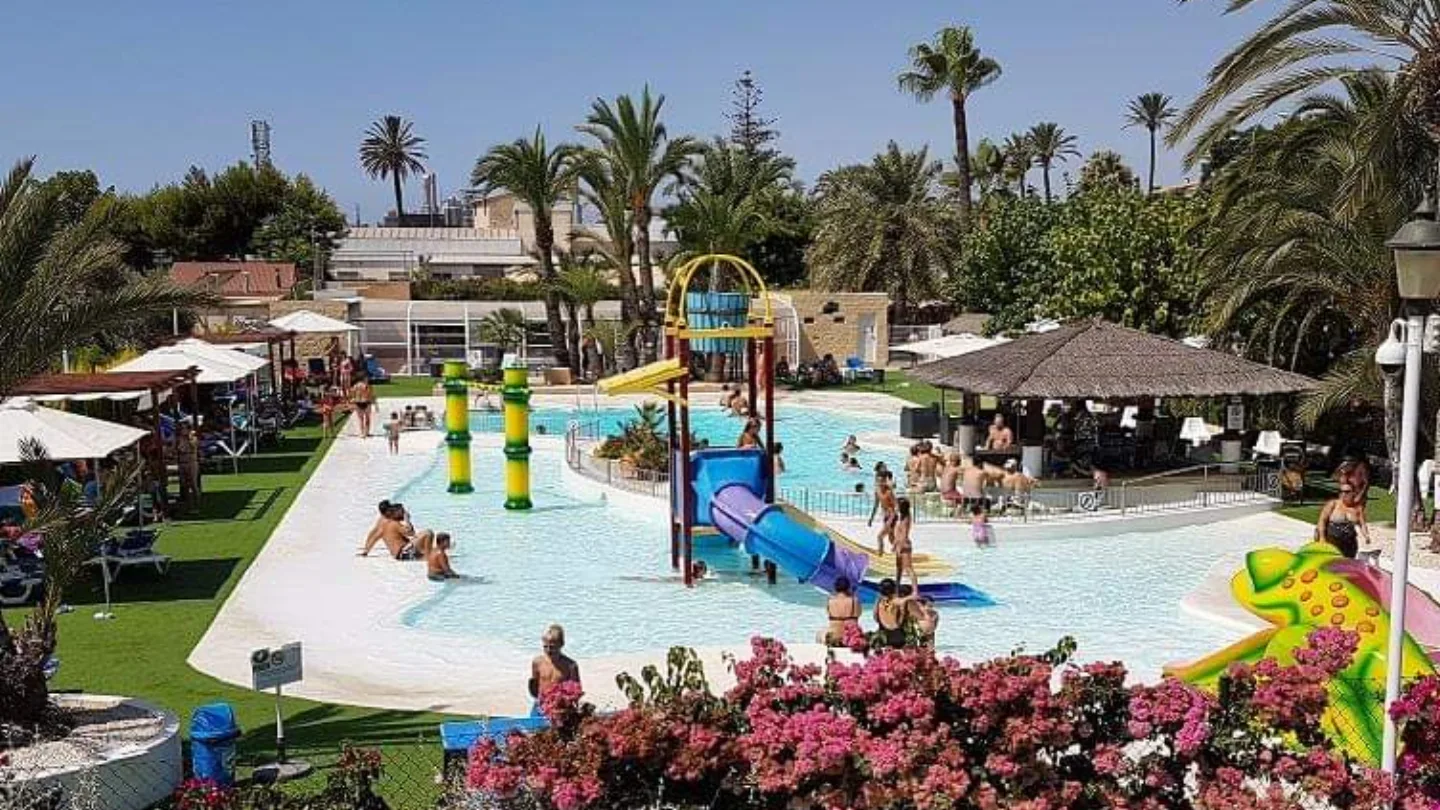 Vista exterior de las instalaciones y piscina de Camping Benisol en Benidorm